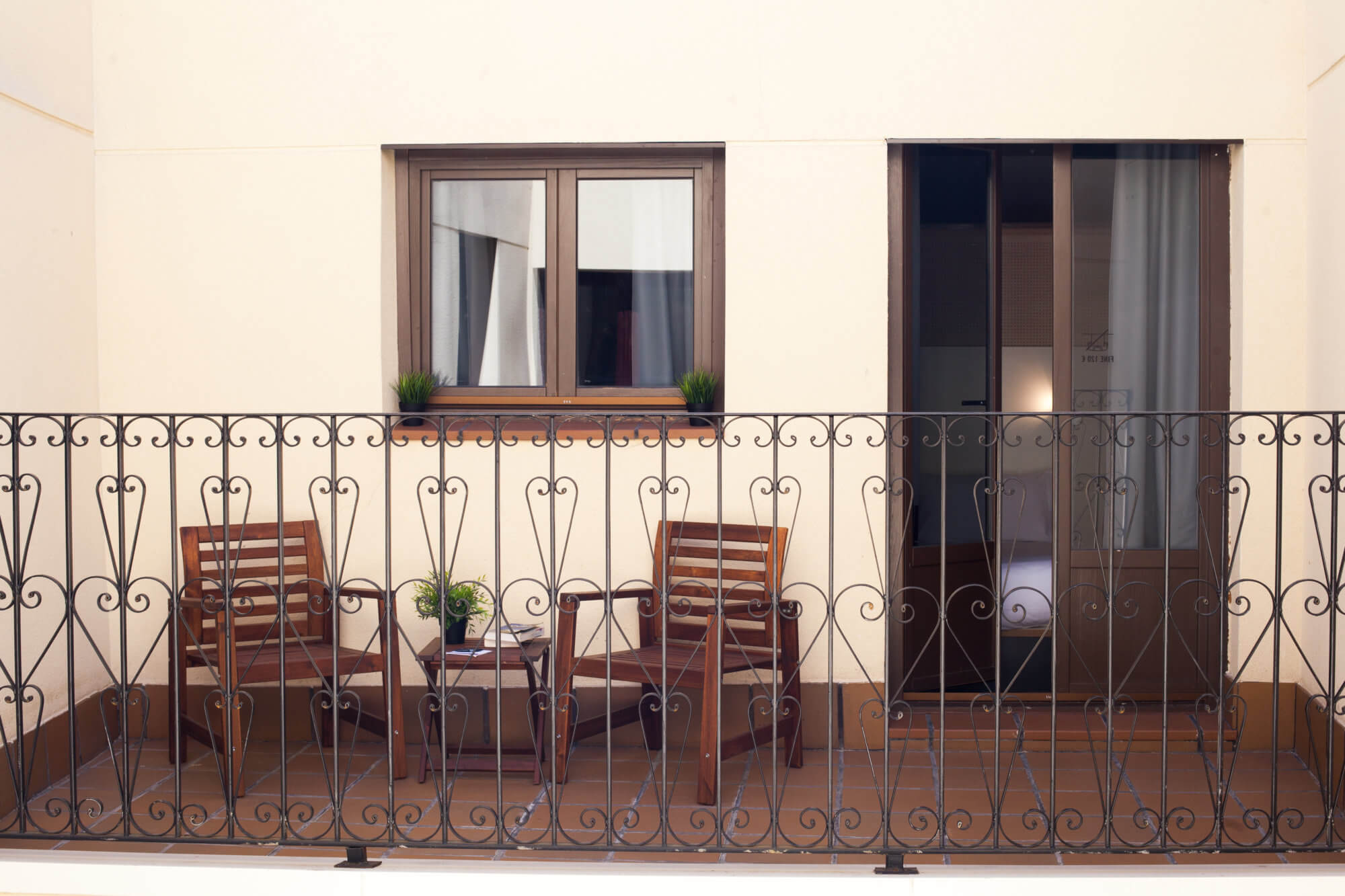 Suite for 2: Terraza en habitación privada Doble TOCHostel Madrid
